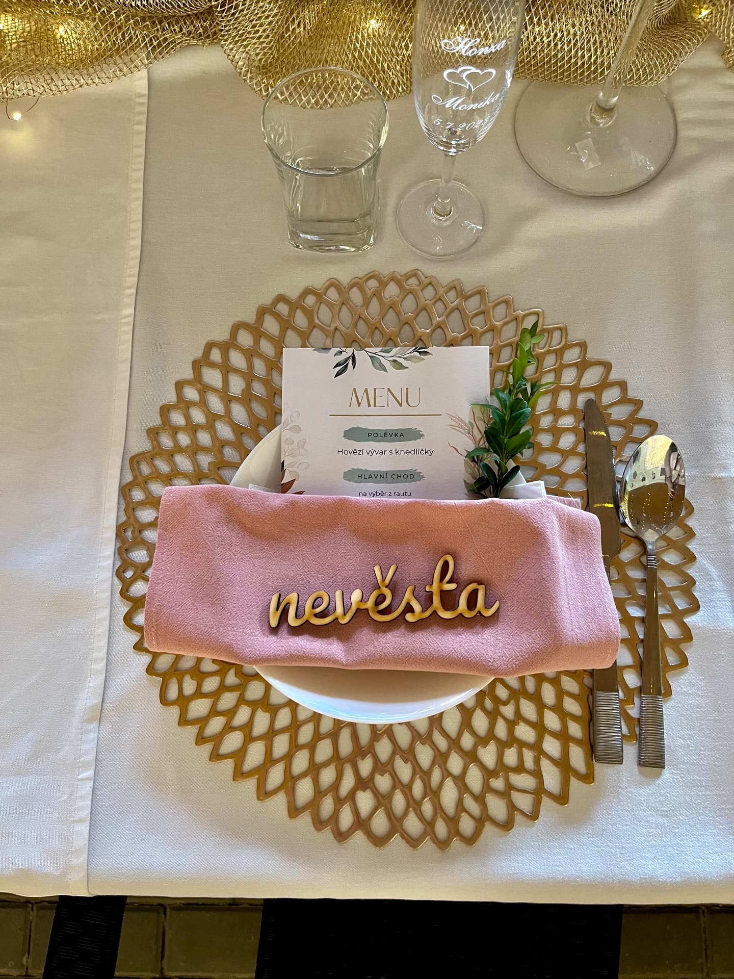 Prostírání s dřevěným jmenovkou nevěsty a menu