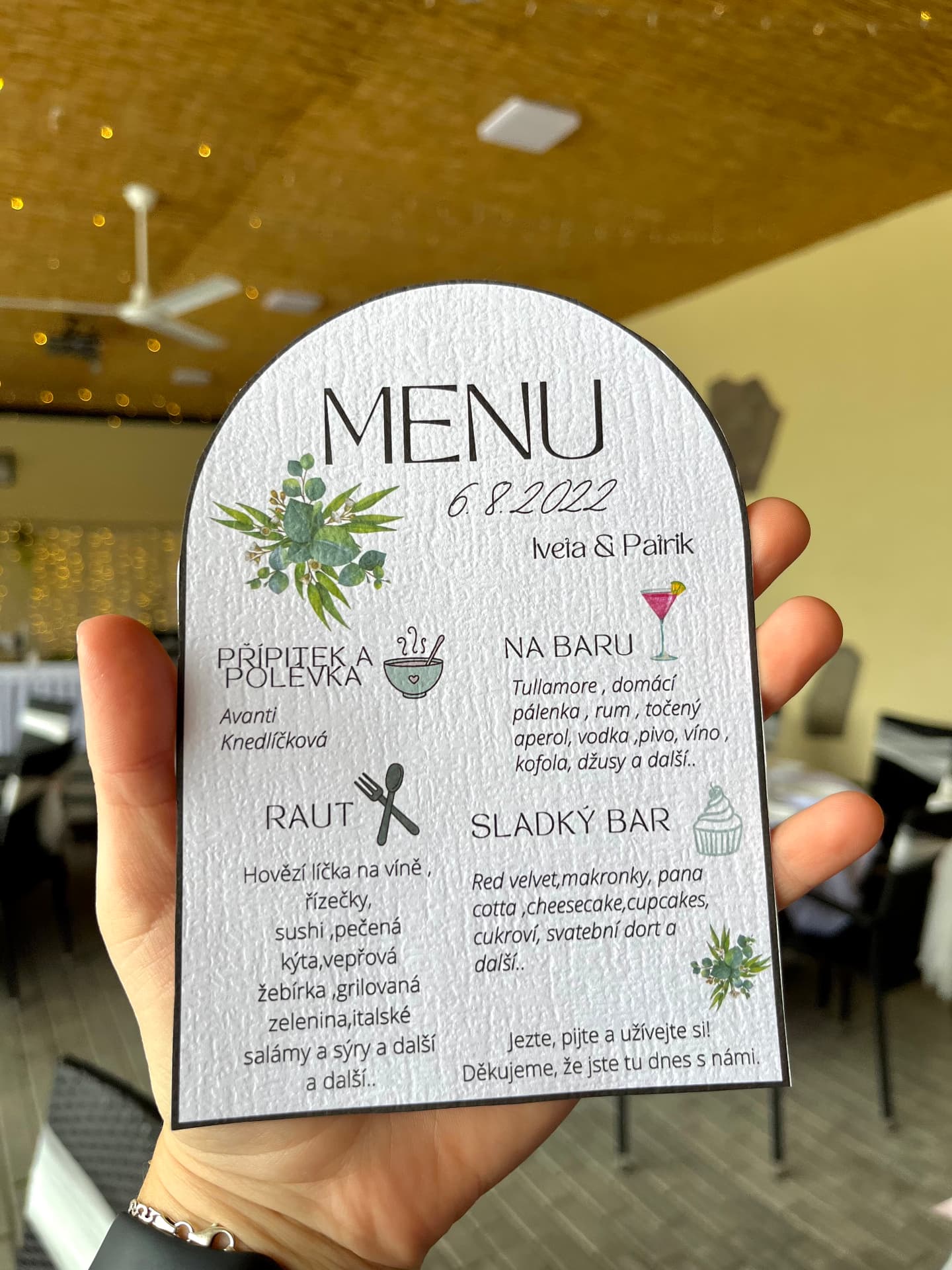 Svatební menu v oblouku s eukalyptem